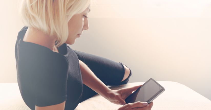 Use other screen accommodations for comfort Woman using screen accommodations after concussion