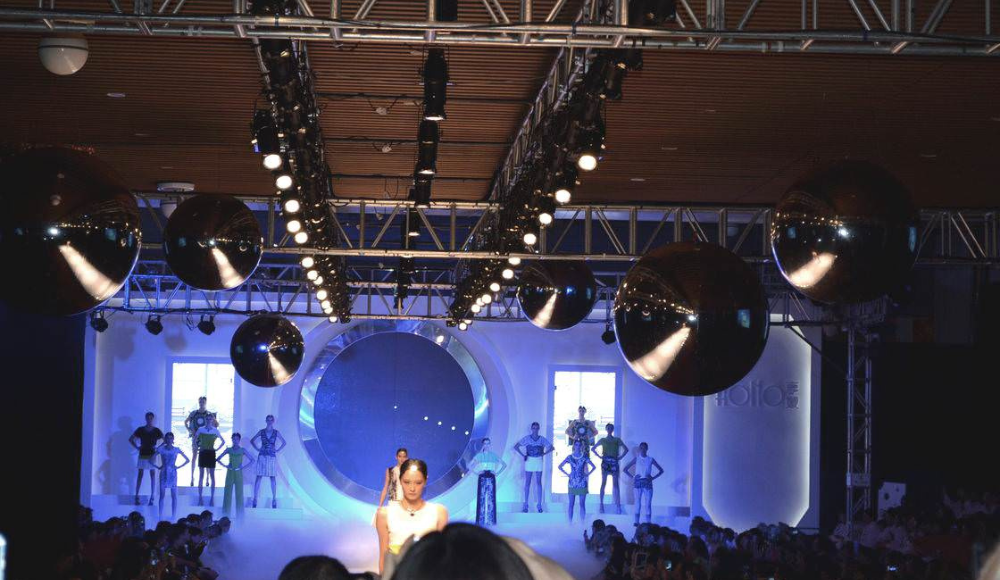 new-york-fashion-show-large-silver-mirror-ball.png