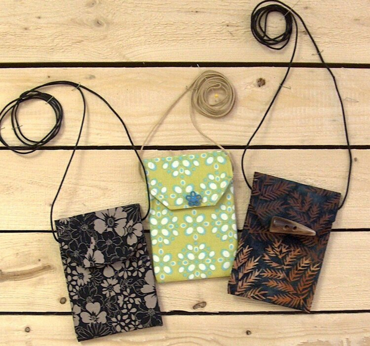 riu Enamel quilting phone bag ベージュ riu Enamel quilting phone bag ブラック - メルカリ