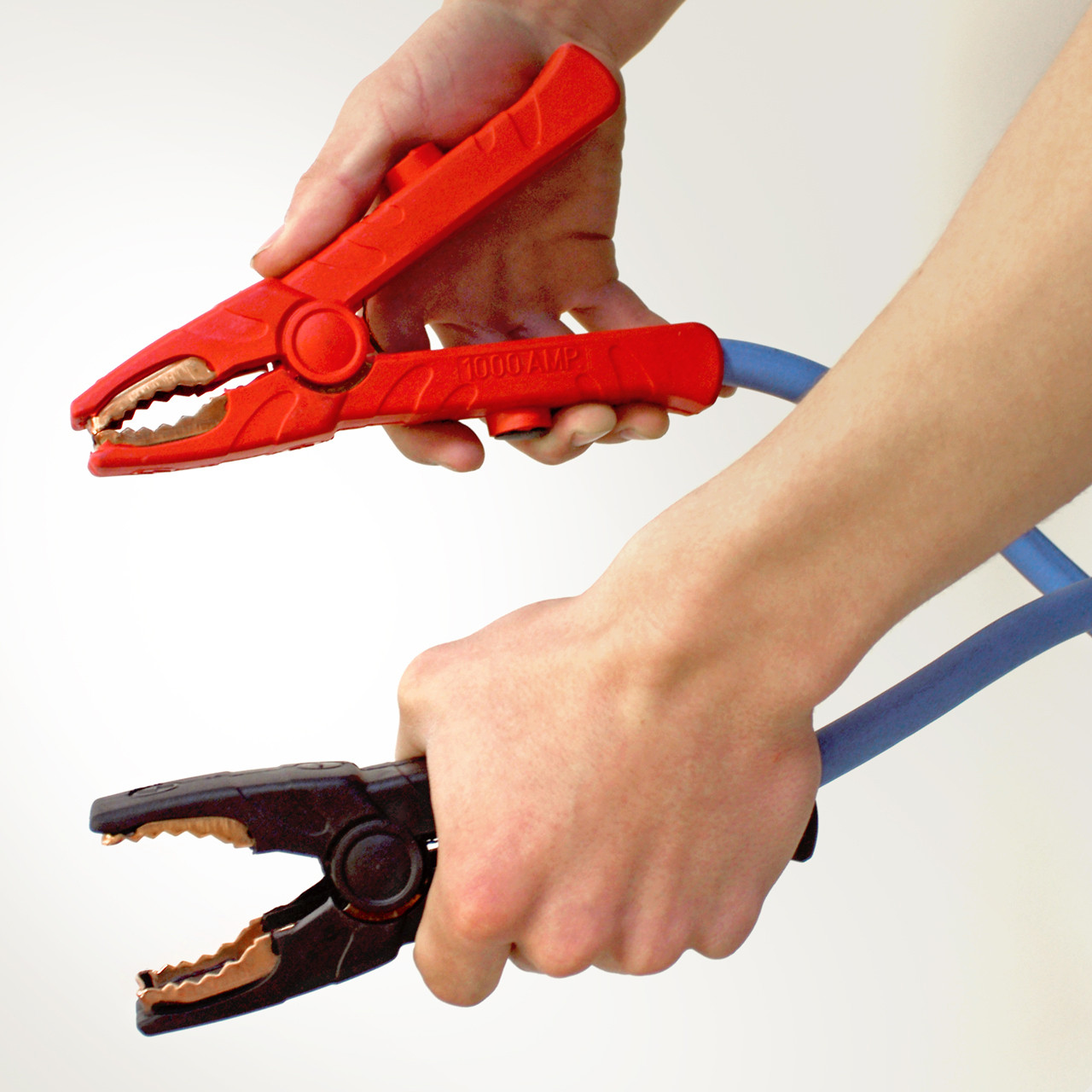 1000 AMP continuous duty rated solid copper clamps deliver current to both jaws for better amperage. Solid copper transmits more current and out-performs copper-plated clamps.