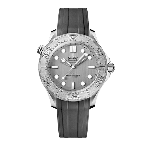 OMEGA Seamaster Diver 300M 42 mm, silver dial diving watch with black rubber strap and rotating bezel.