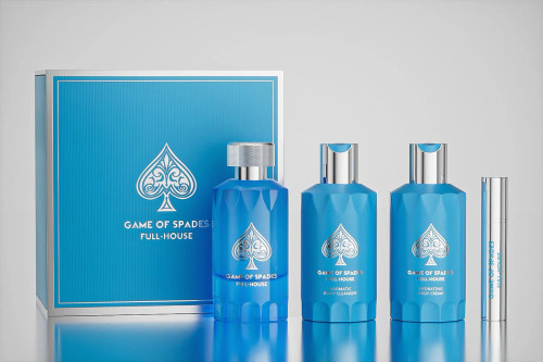 Set de regalo Jo Milano Paris Game of Spades Full House con caja rígida azul y cuatro piezas al frente: frasco de perfume, limpiador corporal, crema corporal y atomizador de viaje en tono azul con detalles plateados.