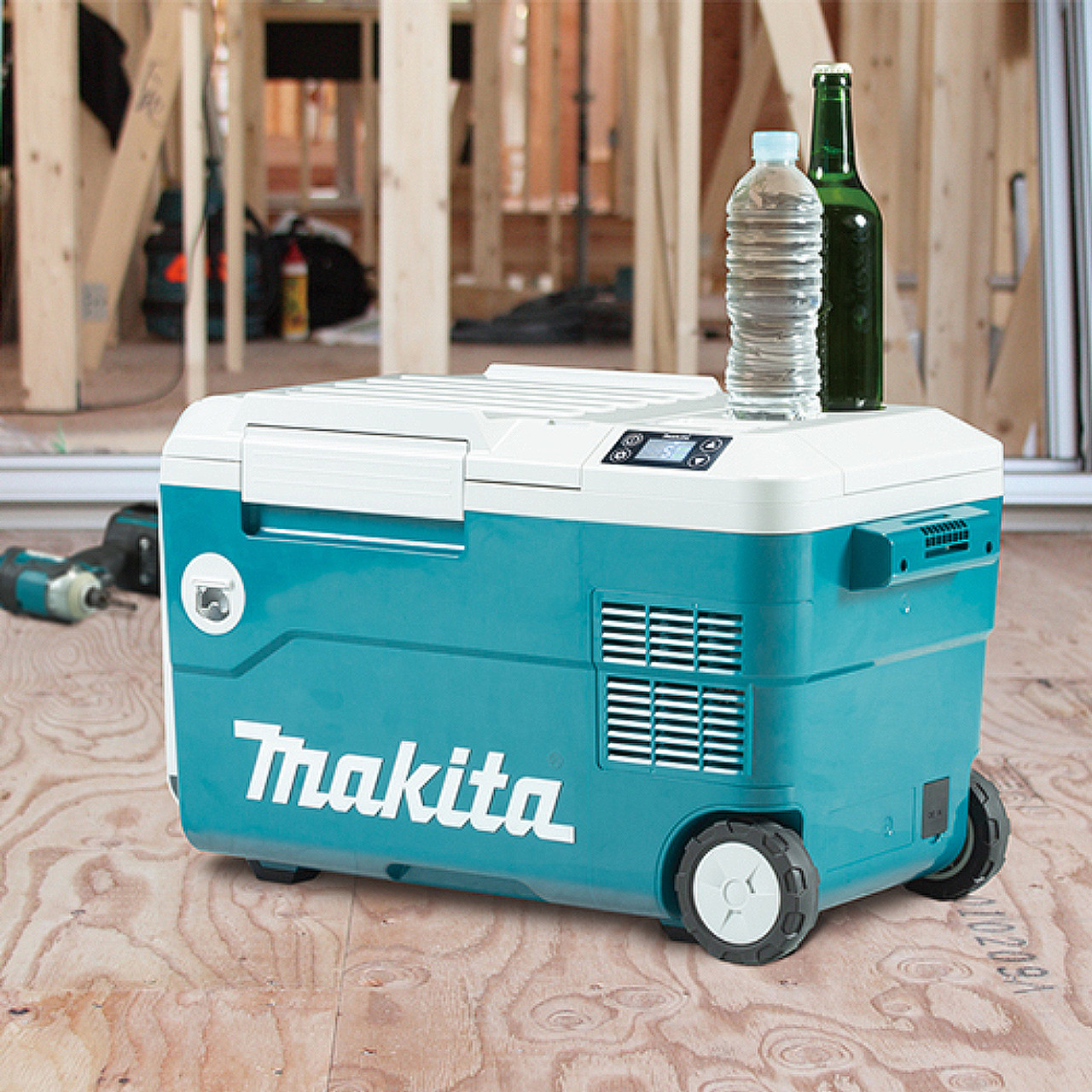 Makita DCW180Z 18V LXT  and 120V AC 20L Cooler / Warmer Box (Tool Only) showing cooler on a job site Makita DCW180Z 18V LXT  and 120V AC 20L Cooler / Warmer Box (Tool Only) showing cooler on a job site