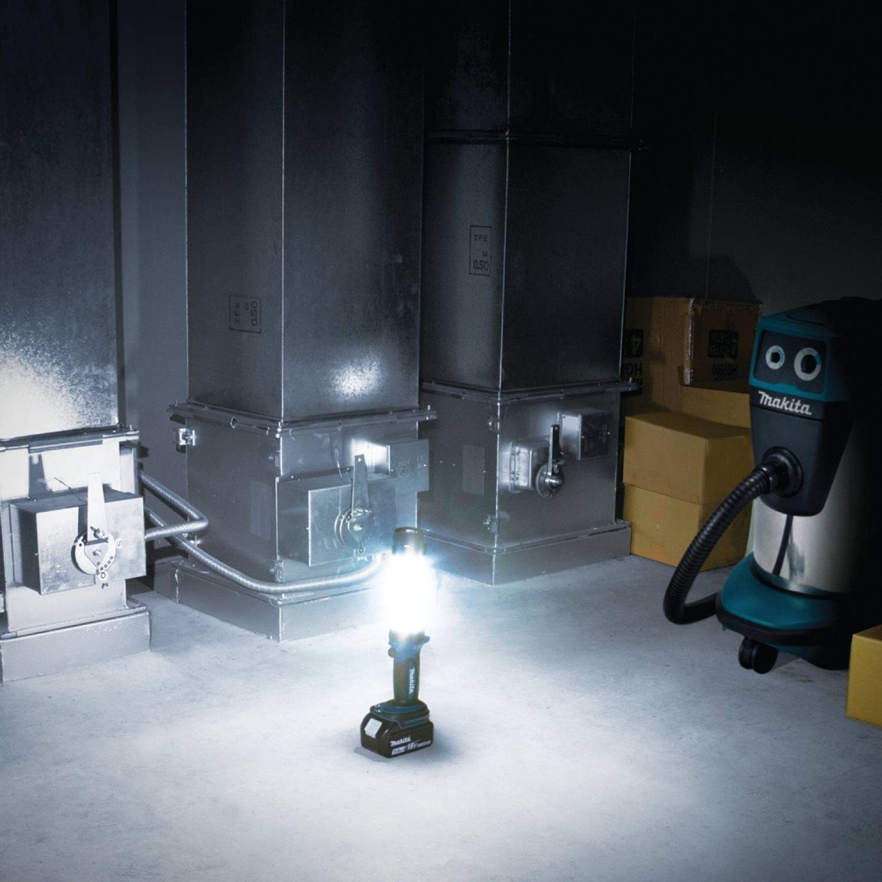 Makita DML806 18V LXT Cordless LED Lantern / Flashlight (Tool Only) showing in use illuminating room with 360 degree of light Makita DML806 18V LXT Cordless LED Lantern / Flashlight (Tool Only) showing in use illuminating room with 360 degree of light