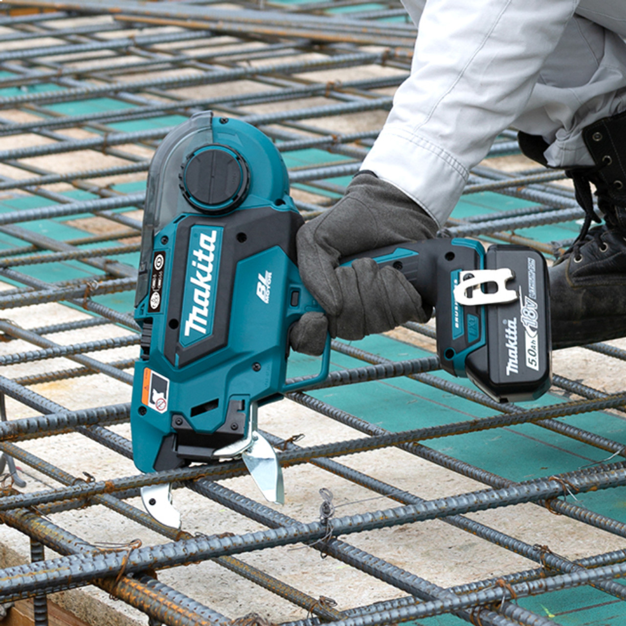 Makita DTR181ZK 18V LXT Cordless Brushless Rebar Tying Tool (Tool Only) showing in use tie rebar together for concrete slab Makita DTR181ZK 18V LXT Cordless Brushless Rebar Tying Tool (Tool Only) showing in use tie rebar together for concrete slab