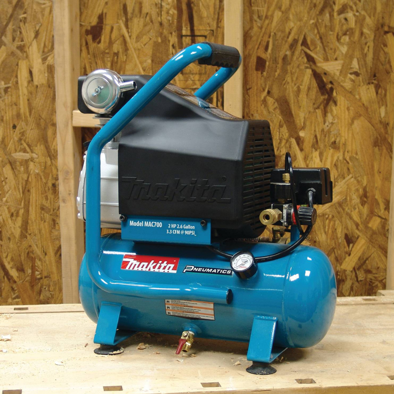 Makita MAC700 12.4 Amp 2 HP Big Bore 2.6 Gallon Air Compressor showing compressor seating on jobsite between usage Makita MAC700 12.4 Amp 2 HP Big Bore 2.6 Gallon Air Compressor showing compressor seating on jobsite between usage