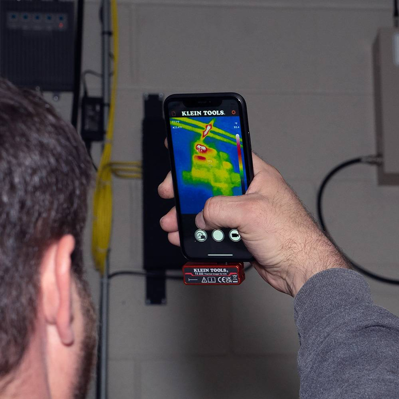 Klein Tools TI222 Thermal Imager for iOS Devices showing in use reading on ceiling of residential basement Klein Tools TI222 Thermal Imager for iOS Devices showing in use reading on ceiling of residential basement