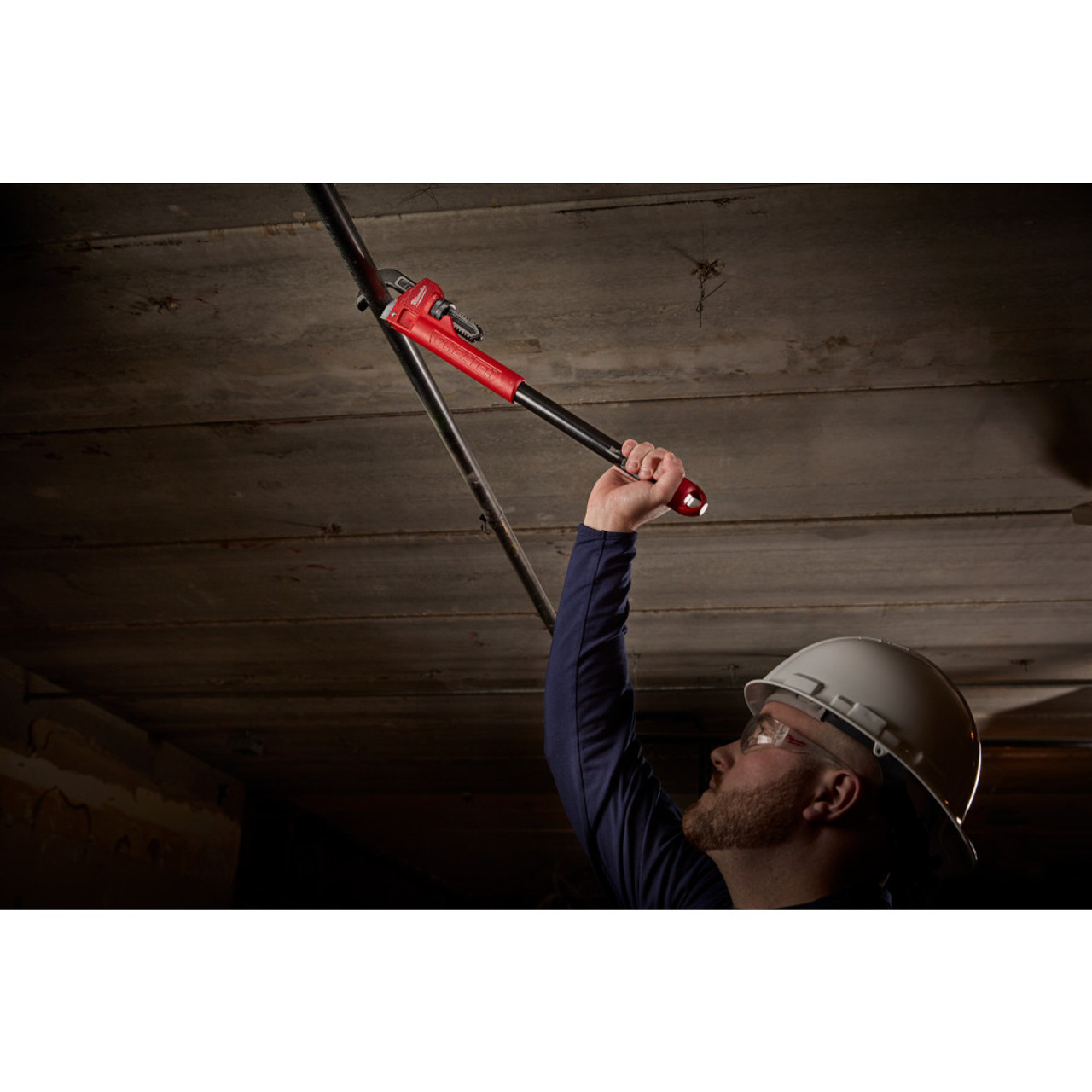 Milwaukee 48-22-7314 CHEATER Steel Adaptable Pipe Wrench showing in use fastening lengths of pipe together Milwaukee 48-22-7314 CHEATER Steel Adaptable Pipe Wrench showing in use fastening lengths of pipe together