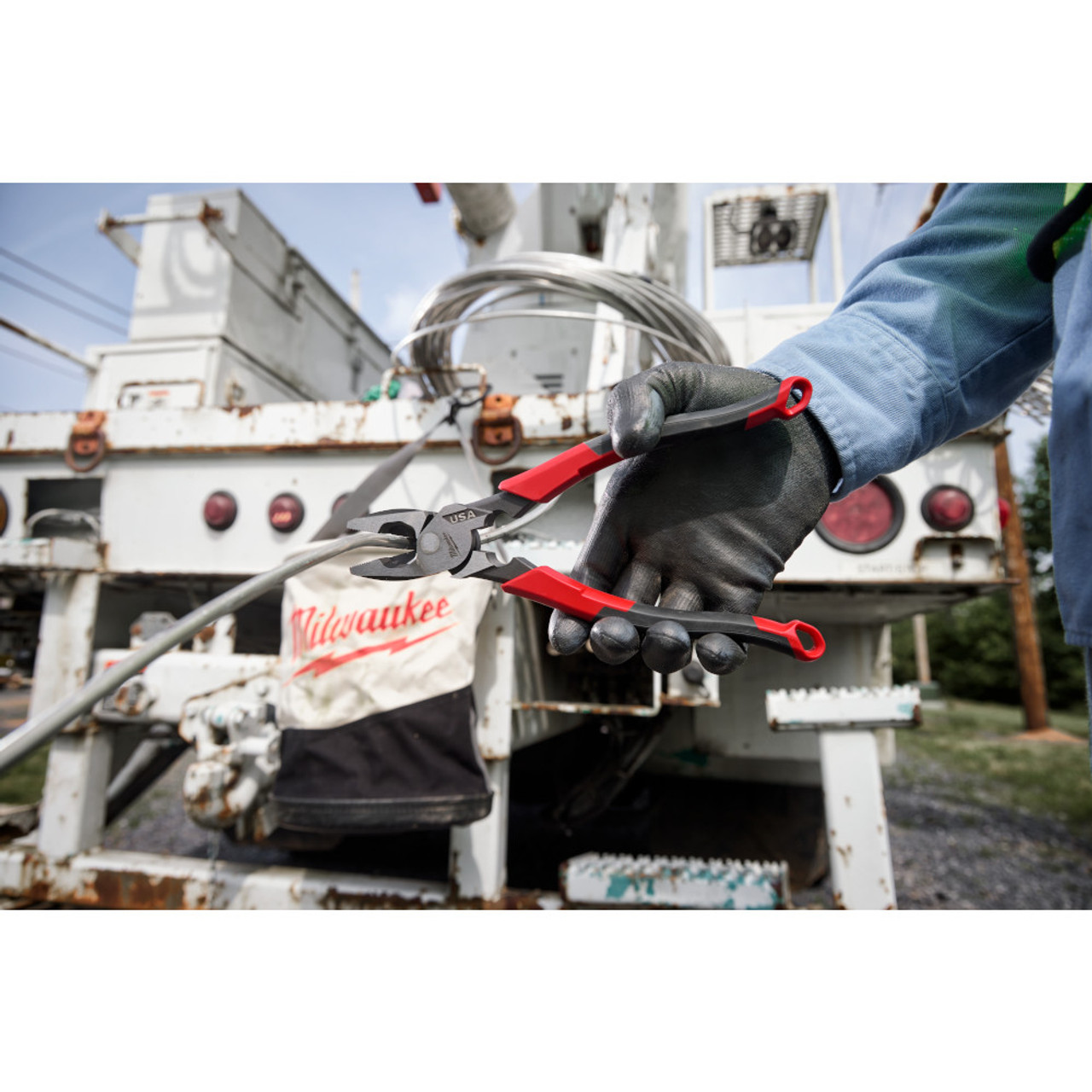 Milwaukee MT550T 9 inch Lineman's Comfort Grip Pliers with Thread Cleaner