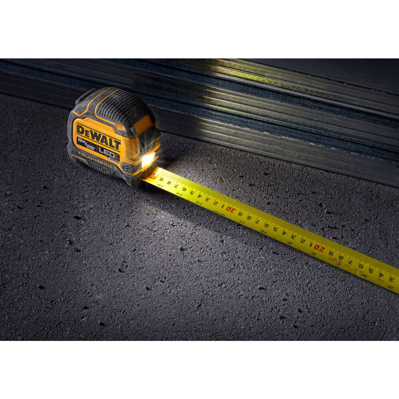 DeWalt DWHT35268S TOUGHSERIES 8m/26 ft. Lighted Tape Measure
