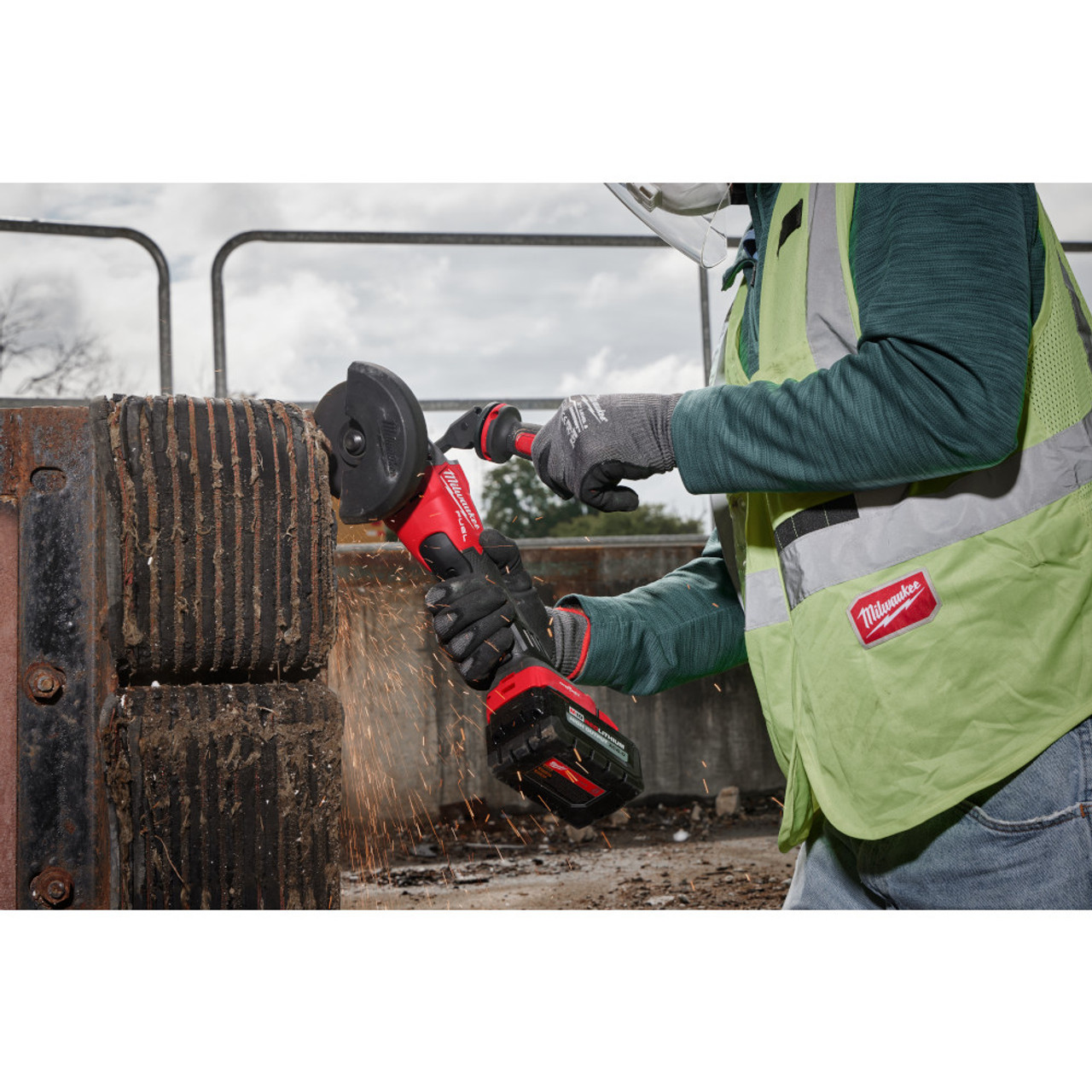 Milwaukee 2986-20 M18 FUEL Cordless Brushless 4-1/2 Inch / 5 Inch Dual-Trigger Braking Angle Grinder with Paddle Switch (Tool Only)