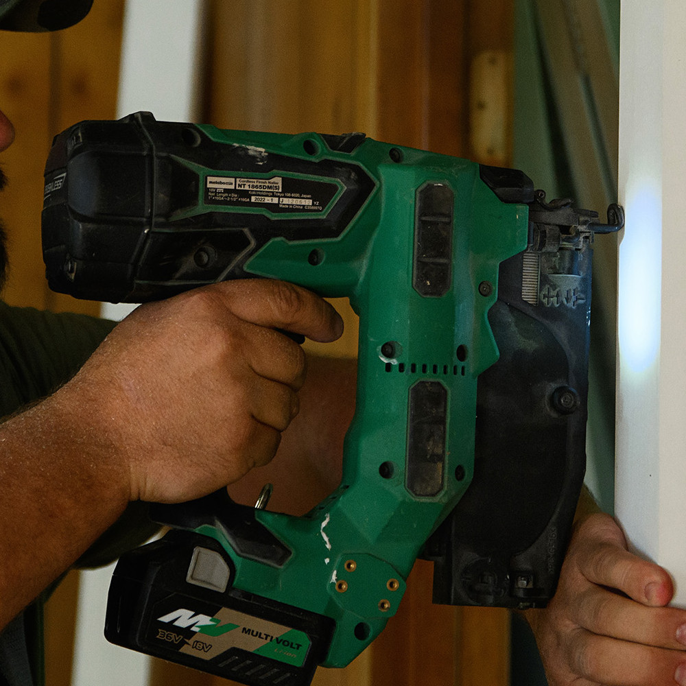 Metabo HPT NT1865DMSTM 18V MultiVolt Cordless Brushless 2-1/2in 16-Gauge Straight Finish Nailer Kit
