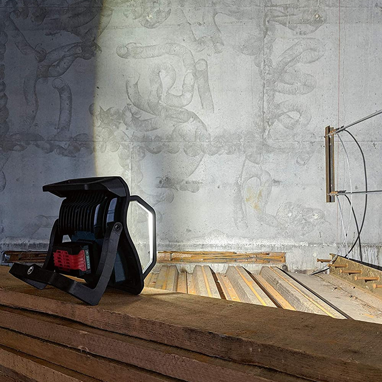 Bosch GLI18V-4000CN 18V Connected LED Floodlight illuminating an interior work area (battery not included) Bosch GLI18V-4000CN 18V Connected LED Floodlight illuminating an interior work area (battery not included)