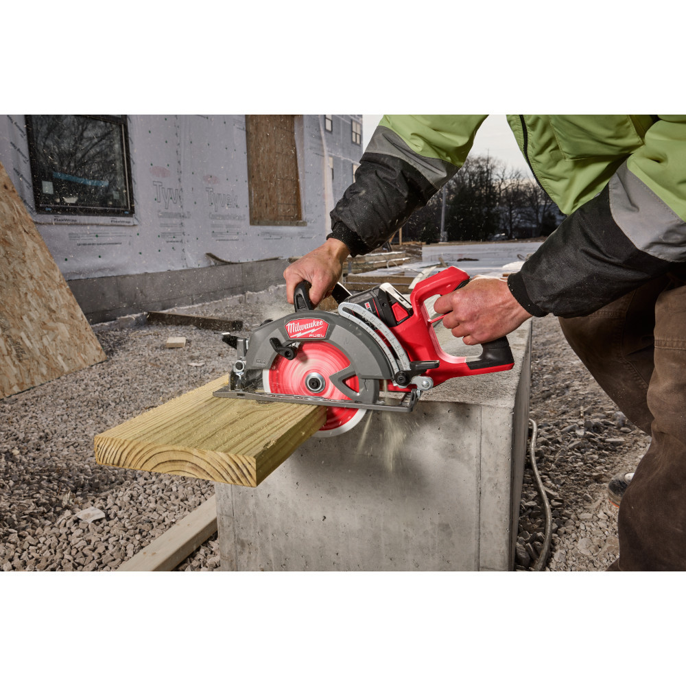 Milwaukee 2930-20 M18 FUEL Cordless Brushless 7-1/4 Inch Rear Handle Circular Saw (Tool Only)