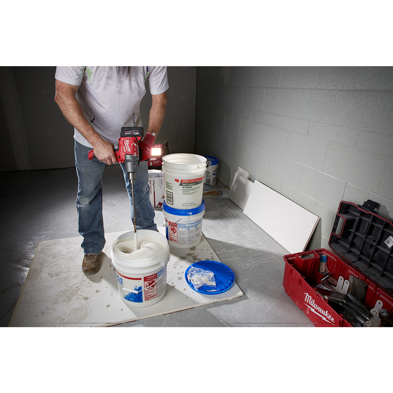Milwaukee 2810-20 M18 FUEL Mud Mixer with 180° Handle mixing heavy compound (battery sold separately) Milwaukee 2810-20 M18 FUEL Mud Mixer with 180° Handle mixing heavy compound (battery sold separately)