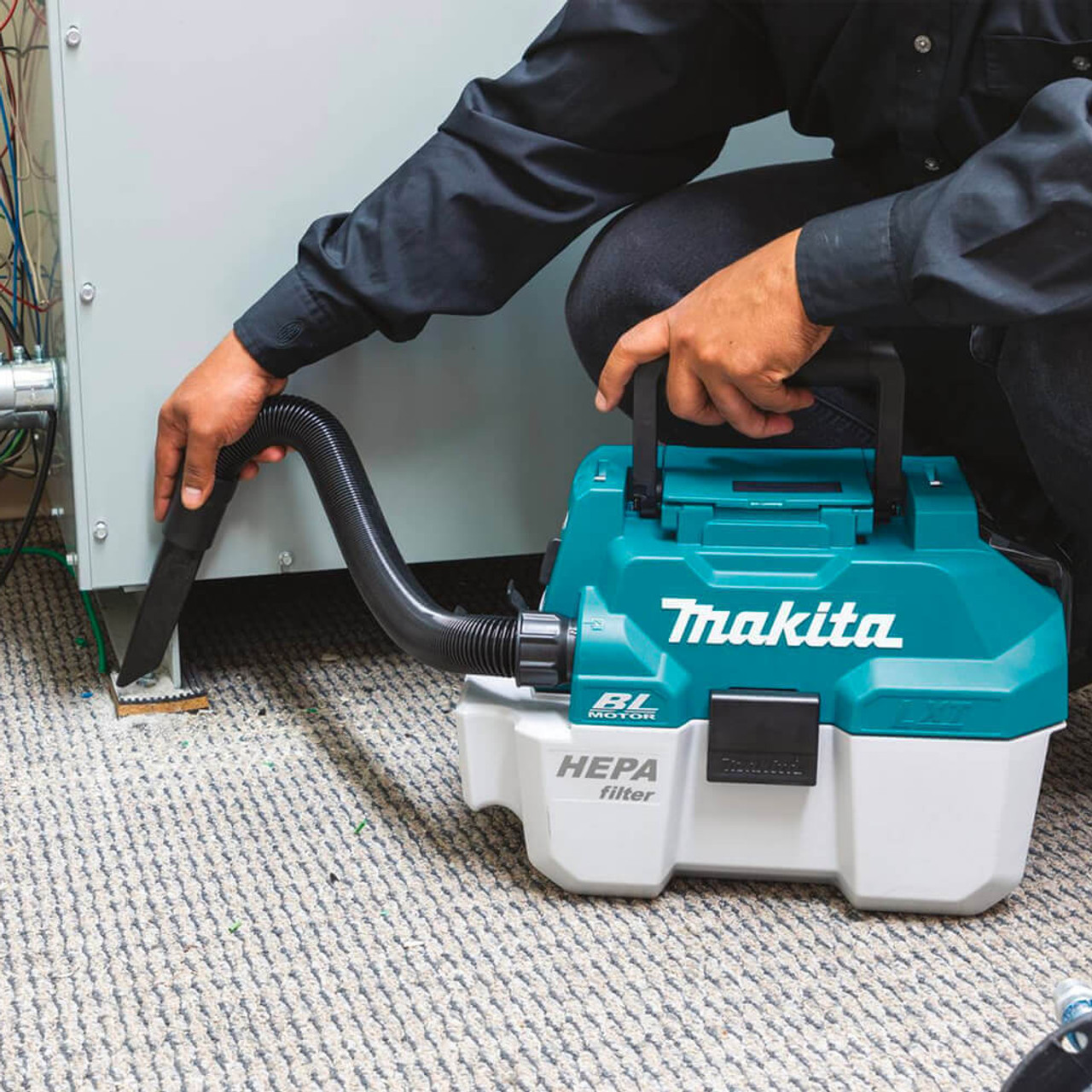 Makita DVC750LZ 18V 7.5L Portable Wet/Dry Vacuum Cleaner vacuuming (battery sold separately)