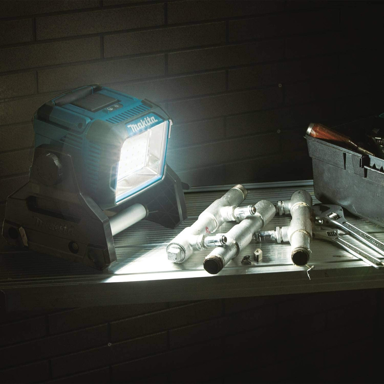Makita DML811 18V LXT LED Worklight (battery sold separately) Makita DML811 18V LXT LED Worklight (battery sold separately)