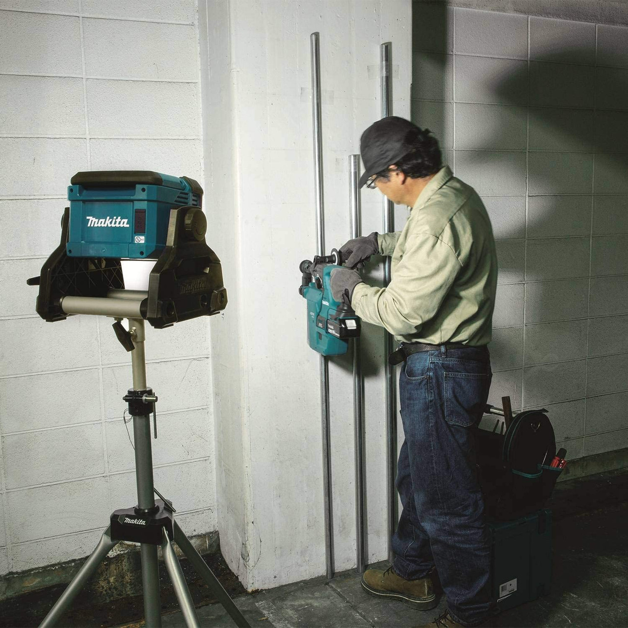 Makita DML811 18V LXT LED Worklight (battery sold separately) Makita DML811 18V LXT LED Worklight (battery sold separately)