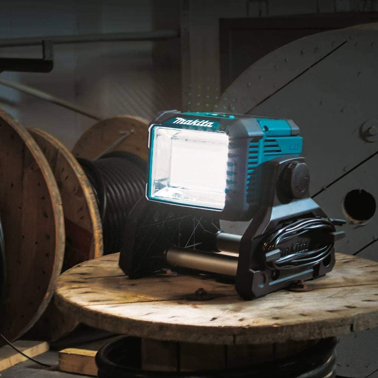 Makita DML811 18V LXT LED Worklight (battery sold separately)