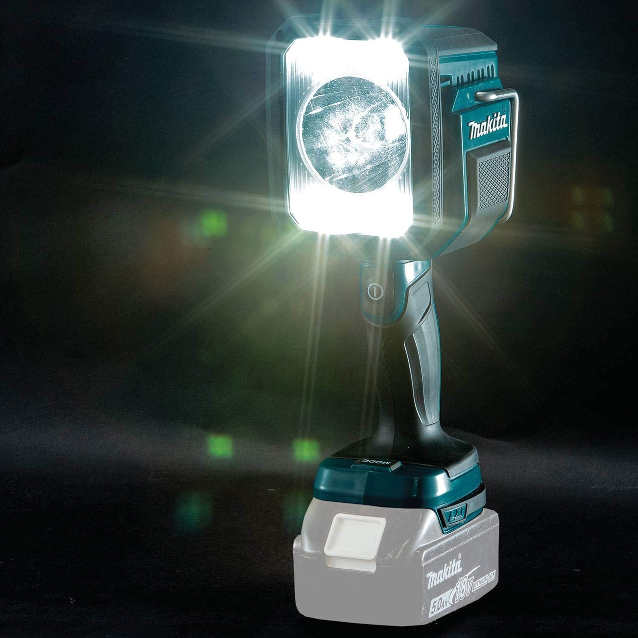 Makita DML812 18V LXT LED Spotlight (Tool Only) Makita DML812 18V LXT LED Spotlight (Tool Only)