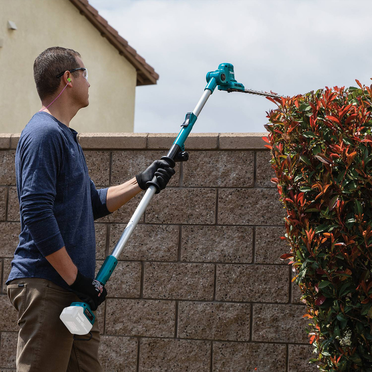 Makita DUN461WZ 18V LXT 18-1/8 inch Brushless Telescopic Pole Hedge Trimmer (Tool Only) Makita DUN461WZ 18V LXT 18-1/8 inch Brushless Telescopic Pole Hedge Trimmer (Tool Only)