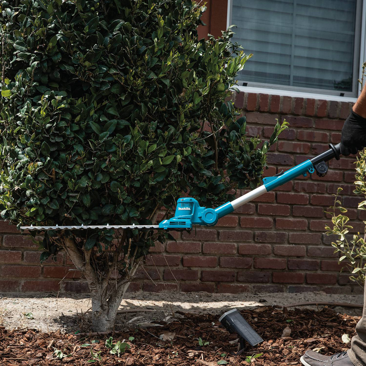 Makita DUN461WZ 18V LXT 18-1/8 inch Brushless Telescopic Pole Hedge Trimmer (Tool Only) Makita DUN461WZ 18V LXT 18-1/8 inch Brushless Telescopic Pole Hedge Trimmer (Tool Only)