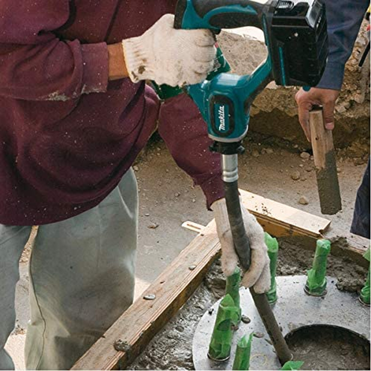 Makita DVR450Z 18V 4 ft. Cordless Concrete Vibrator (Tool Only) Makita DVR450Z 18V 4 ft. Cordless Concrete Vibrator (Tool Only)