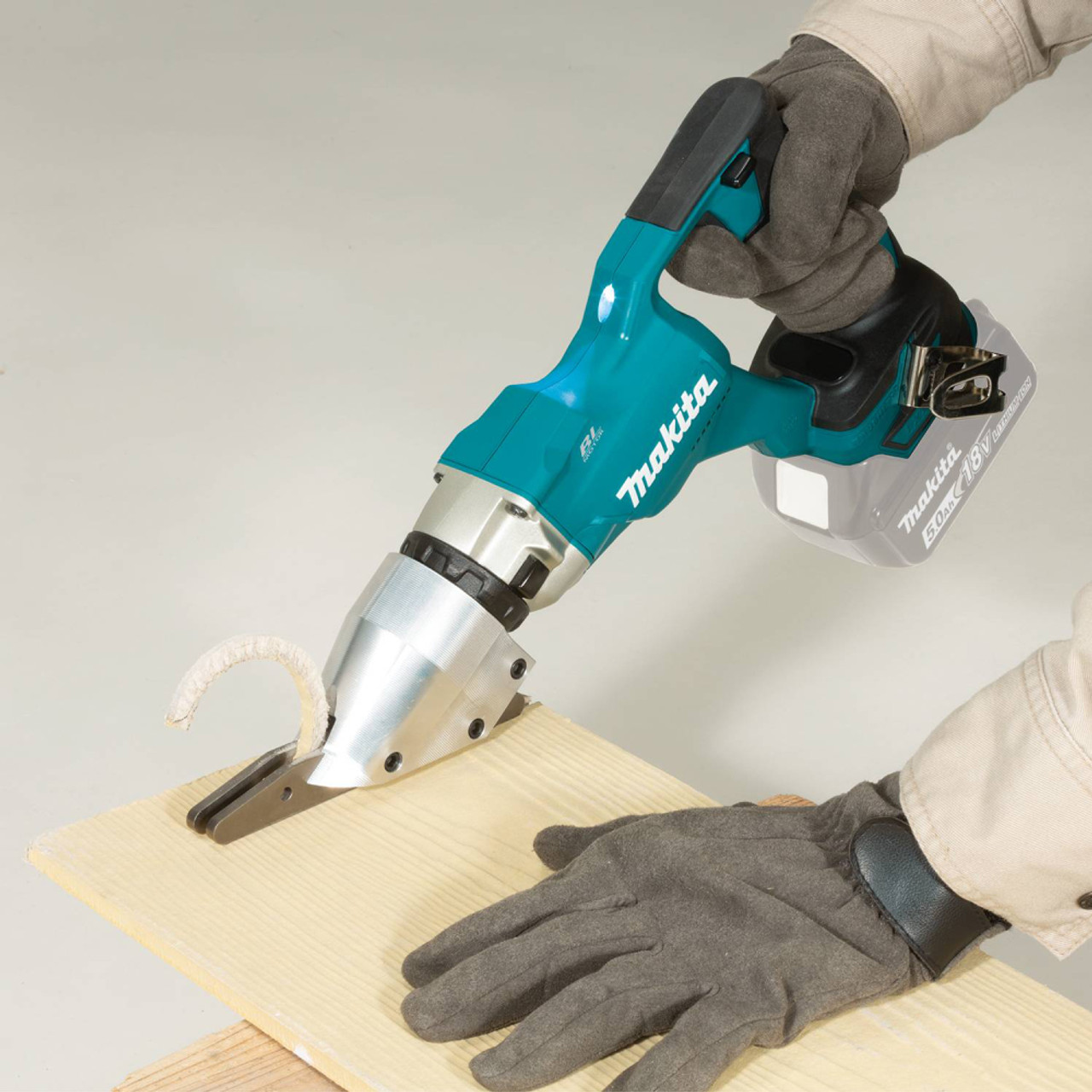 Makita DJS800Z 18V LXT Cordless Brushless Fibre Cement Shears (Tool Only) showing in use cutting off end of fiber cement planks Makita DJS800Z 18V LXT Cordless Brushless Fibre Cement Shears (Tool Only) showing in use cutting off end of fiber cement planks