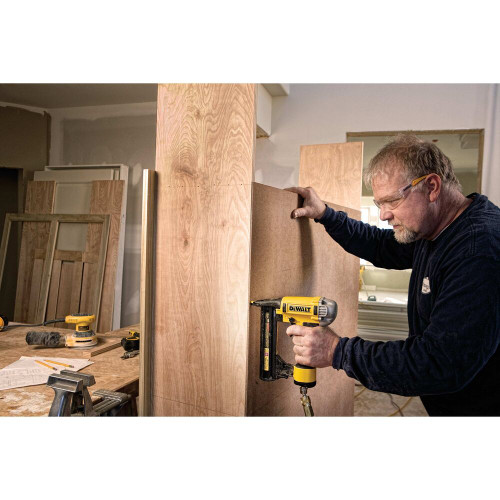 DeWalt DWFP1838 18 Gauge 1-1/2 inch Finish Stapler