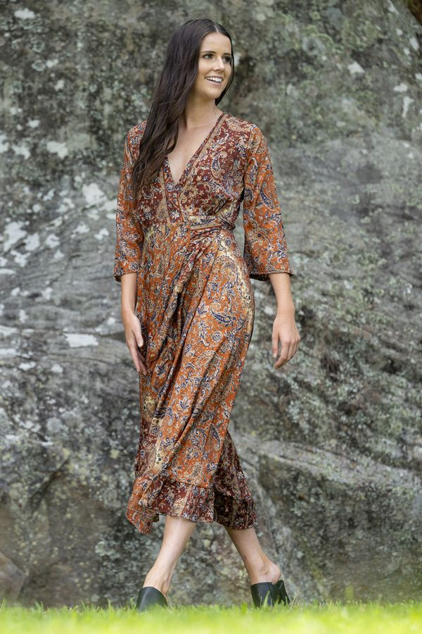 autumn wrap dress Have you ever seen a more perfect dress?!   @kelerabeus made the iconic DVF wrap pattern #V2000 in this amazing 70s style fabric. She kept the classic silhouette this versatile dress will quickly become a wardrobe favorite DVF Diane Von Furstenberg AUTUMN