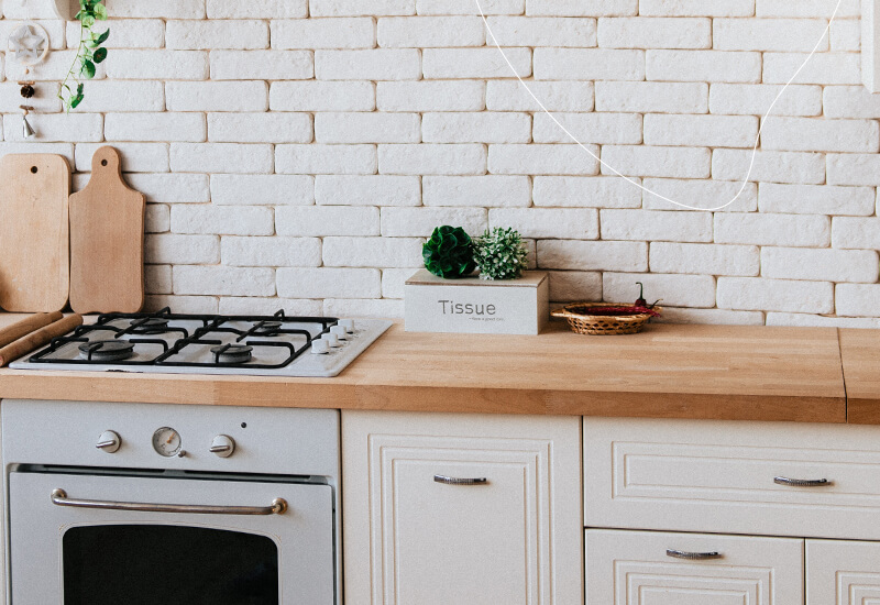 een keuken, waarbij het aanrechtblad en de muur vooral in het oog springen.