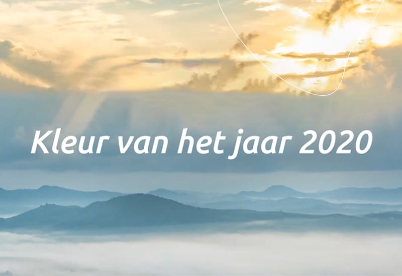 Mooi landschap met de kleur Tranquil Dawn en daarin de tekst: Kleur van het jaar 2020.