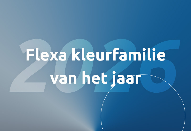 Flexa kleurfamilie van het jaar 2026” op blauw verloop met subtiele ronde grafische vorm.