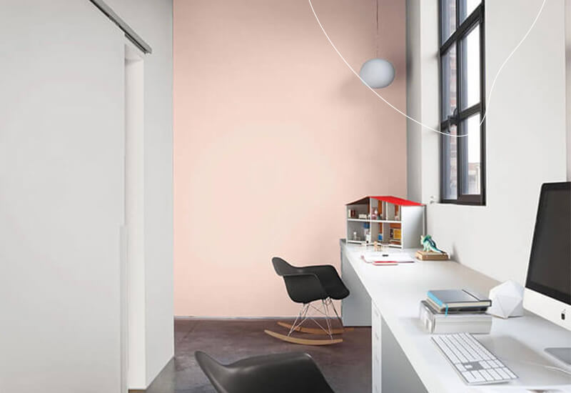 Een kantoor in huis met de kleur Humble Blush op de muur