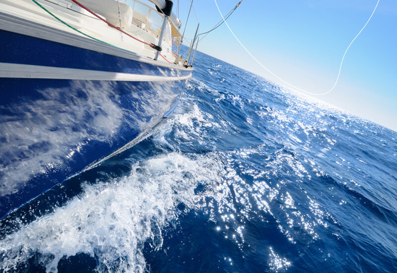 Een blauwgelakte boot midden op de oceaan.