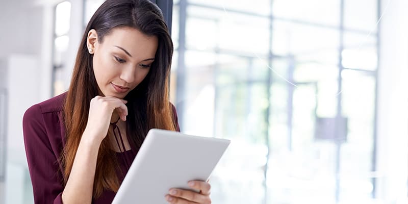 Vrouw die een klacht indient via de Ipad.