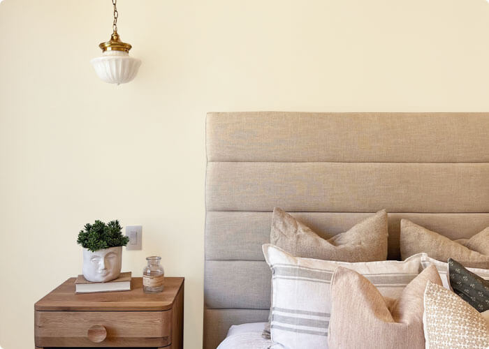 Slaapkamer muur in de kleur Little Greene Portland Stone Pale