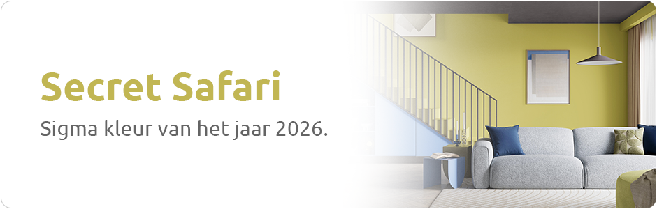Banner met tekst “Secret Safari — Sigma kleur van het jaar 2026” en een moderne woonkamer met geelgroene muur in Secret Safari, grijze bank en blauwe trapkast.