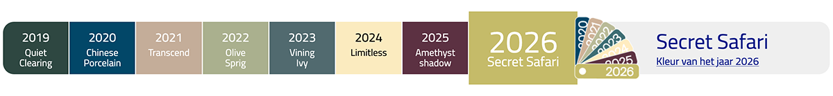 Tijdlijn ‘Kleur van het Jaar’ 2019–2026 met 2026 Secret Safari uitgelicht; eerdere jaren: Quiet Clearing, Chinese Porcelain, Transcend, Olive Sprig, Vining Ivy, Limitless en Amethyst Shadow.