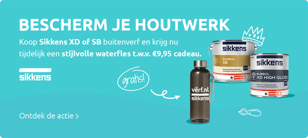 Gratis waterfles t.w.v. 9,95 bij aankoop van 125 euro aan Sikkens XD of SB. Rechts zie je de waterfles, een 2,5 liter blik Sikkens Rubbol SB en een 1 liter blik Sikkens Rubbol XD High Gloss.