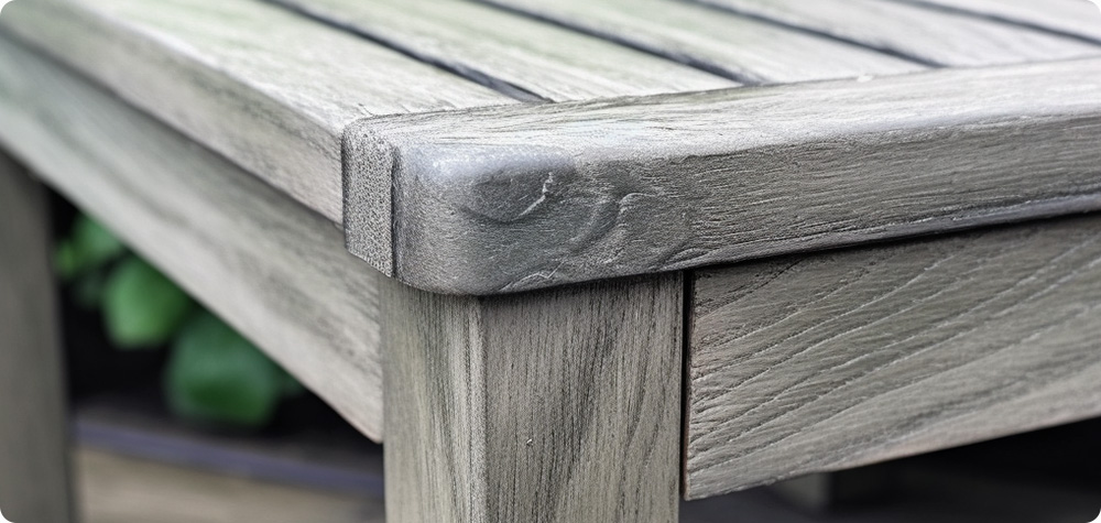 Close-up van een houten tuintafel die behandeld is met een transparante grey wash beits