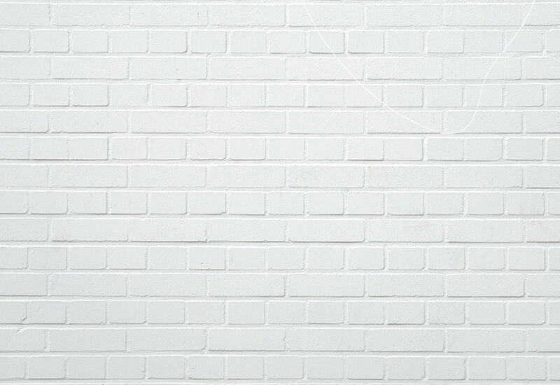 Wit geschilderde bakstenen muur.