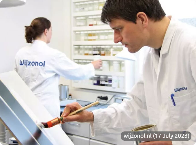 Er wordt in het lab van Wijzonol een verftest gedaan met betrekking tot de dekkracht van de verf.