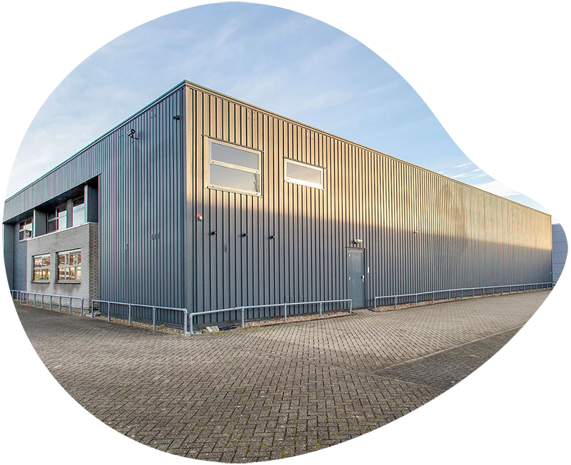 Bedrijfspand van Verf.nl aan de Kikkertweg 15 in Wormerveer, locatie van het afhaalpunt.