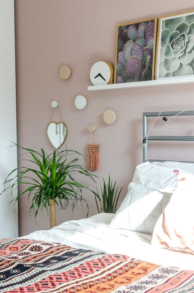 Een slaapkamer met lichte roze tinten.