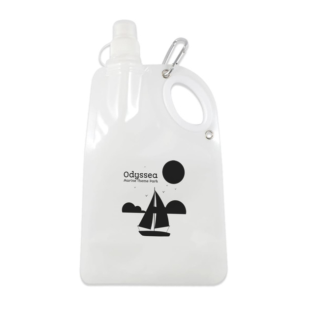 A drink bottle in clear plastic with a sailboat design and a carabiner for easy attachment. A drink bottle in clear plastic with a sailboat design and a carabiner for easy attachment.