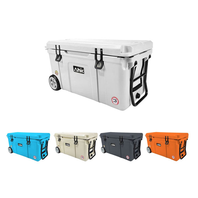 A cooler box with wheels in grey, alongside options in blue, beige, black, and orange. It features a logo.