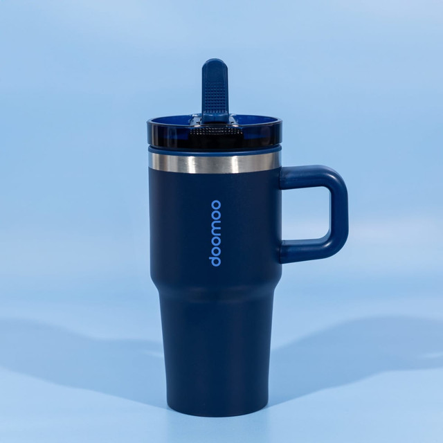 A drink bottle featuring a navy blue exterior, double wall insulation, and a secure lid with a straw.
