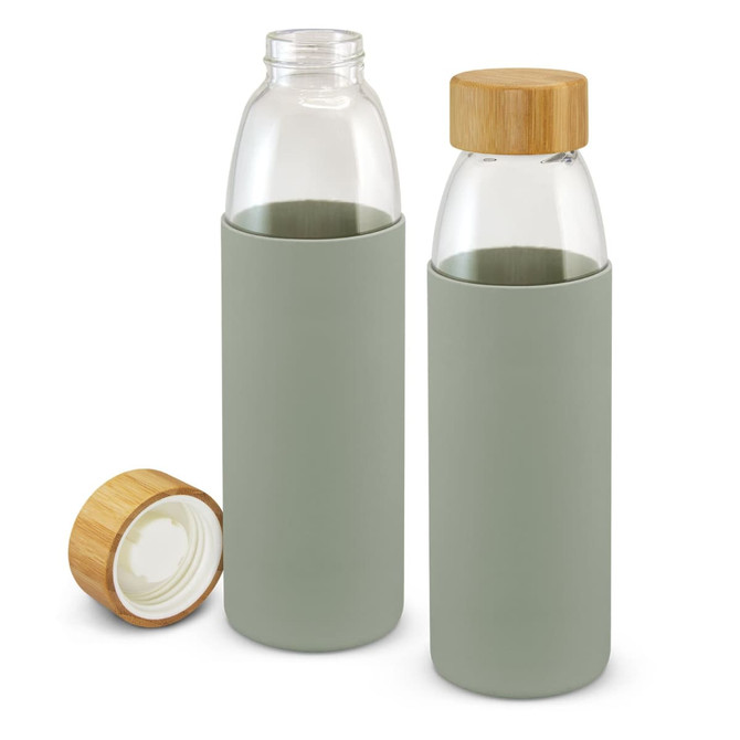 A drink bottle in soft green with a bamboo lid, featuring a glass body and a protective sleeve.