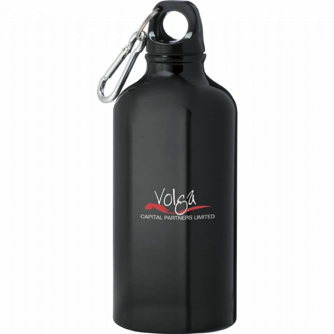 A drink bottle in sleek black aluminium, featuring a carabiner and a logo on the side.
